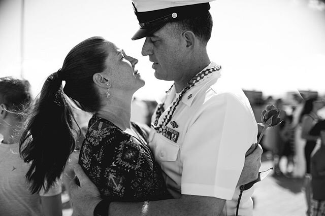 That moment a military spouse longs for more than anything.. @rebeccaschirmacher such a lovely moment to witness and capture. 
#military #militaryhomecoming #elpasophotographer #elpaso #ashleyedwardsphotography #love #lifestylephotography #militarysp