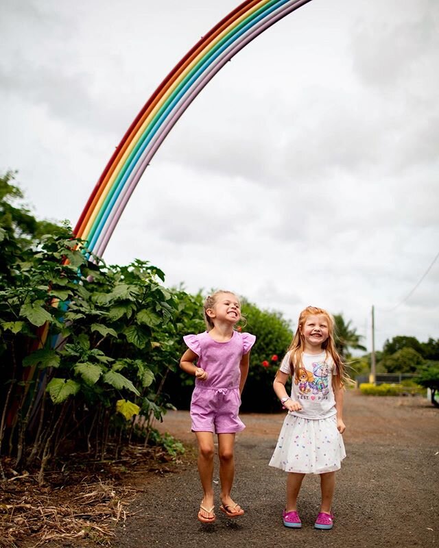 That time Ella and her bff went on a scavenger hunt in Hawaii. 🌈 such sweet memories! @essernn 
#ashleyedwardsphotography #bff lifestylephotography #photography #elpasophotographer #laughter