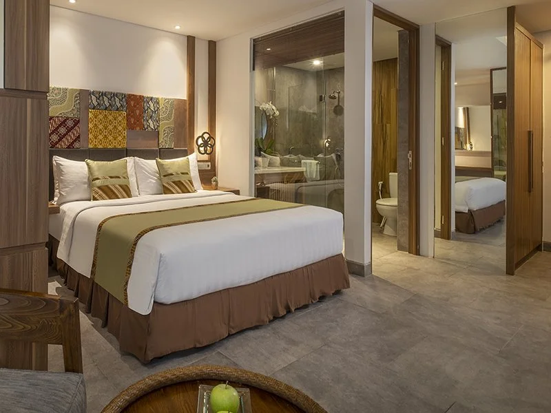 SUPERIOR ROOM KING BED II.jpg