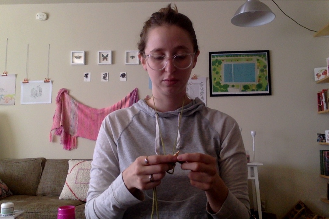 The adopted posture for Portuguese Knitting (without pin).