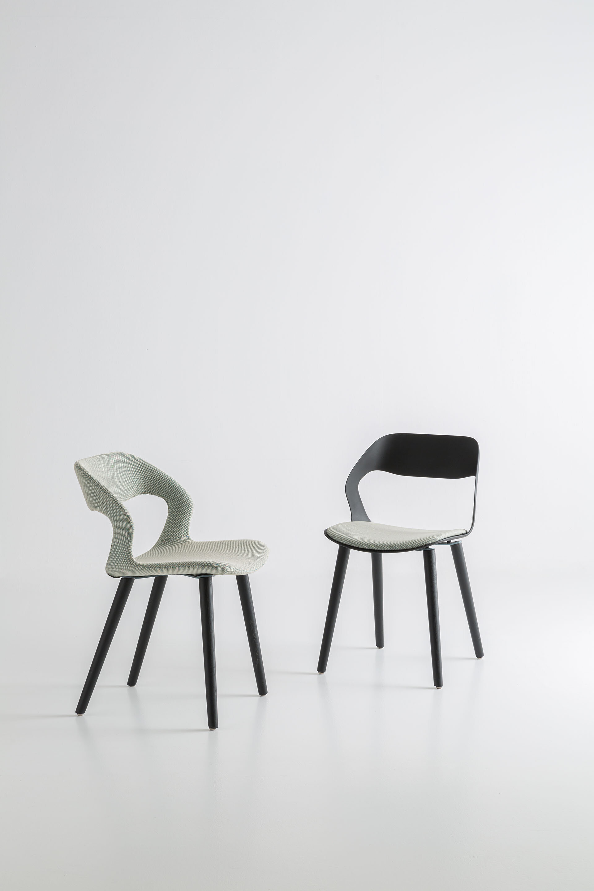 Crassevig_Mixis Air R_4W Fully and Seat upholstered_001.jpeg