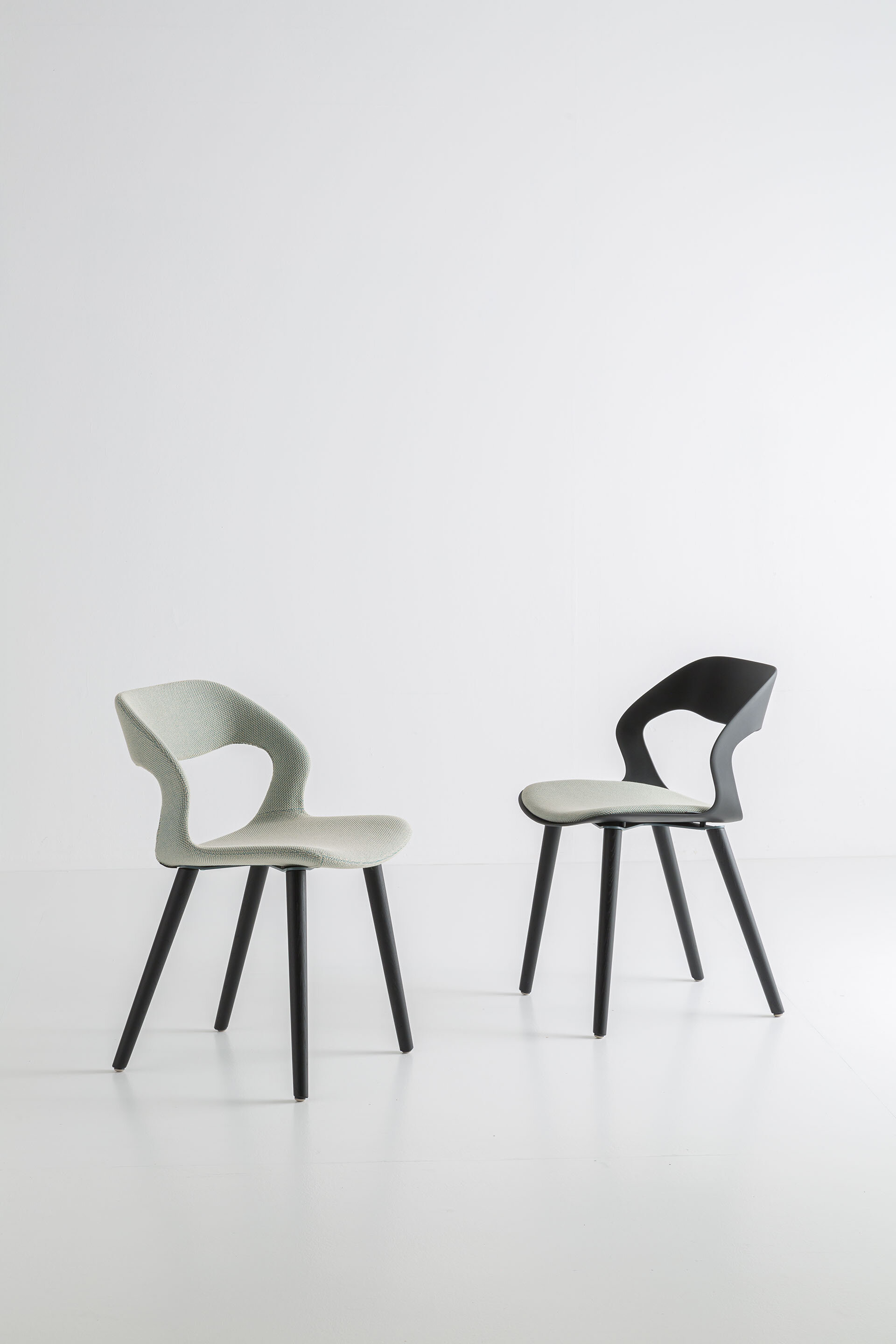 Crassevig_Mixis Air R_4W Fully and Seat upholstered_002.jpeg