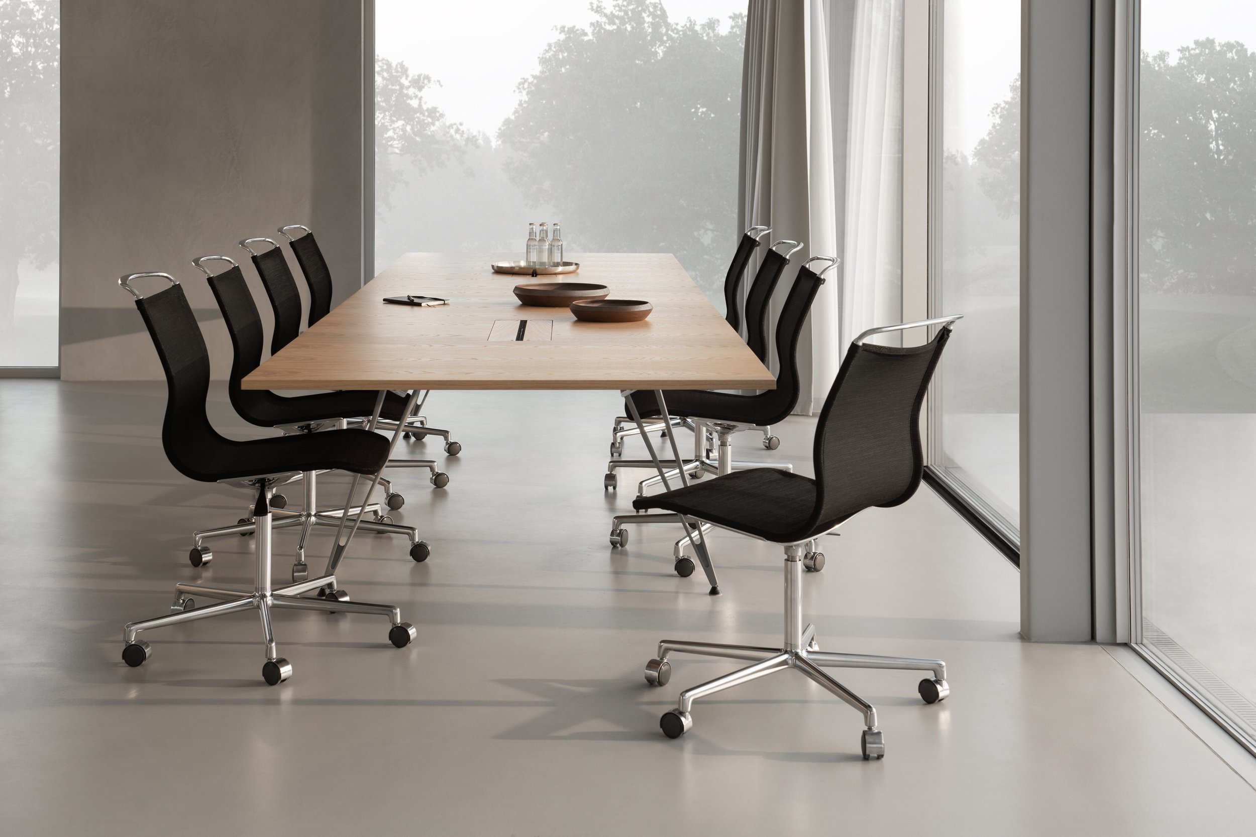 Lammhults_AtlasAir_chairs_blackmesh_5-feet_casters_polished_Attach_table_oak_zinc_e02.jpg