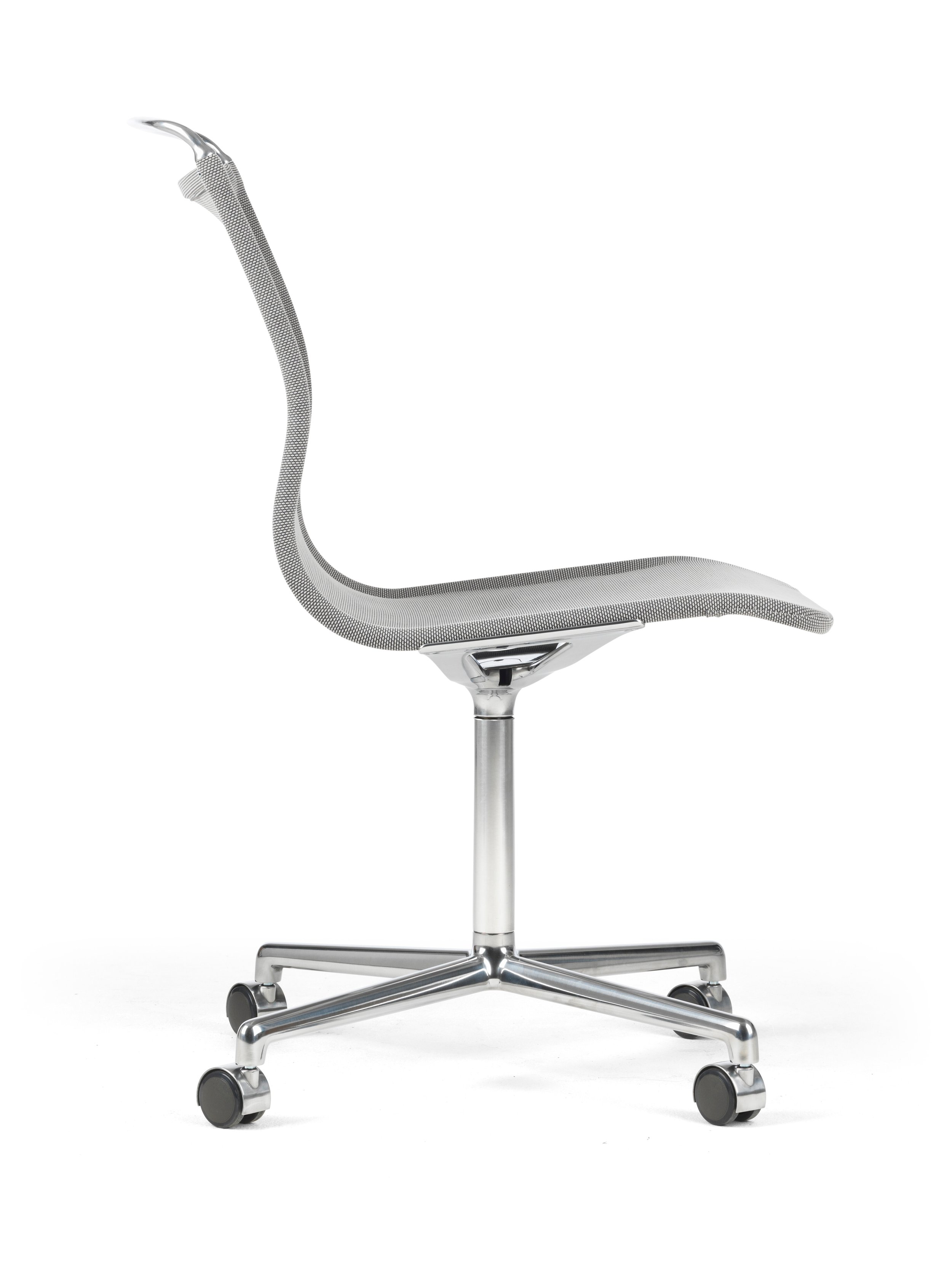 Lammhults_AtlasAir_chair_greymesh_4-feet_casters_polished_side_p01.jpg