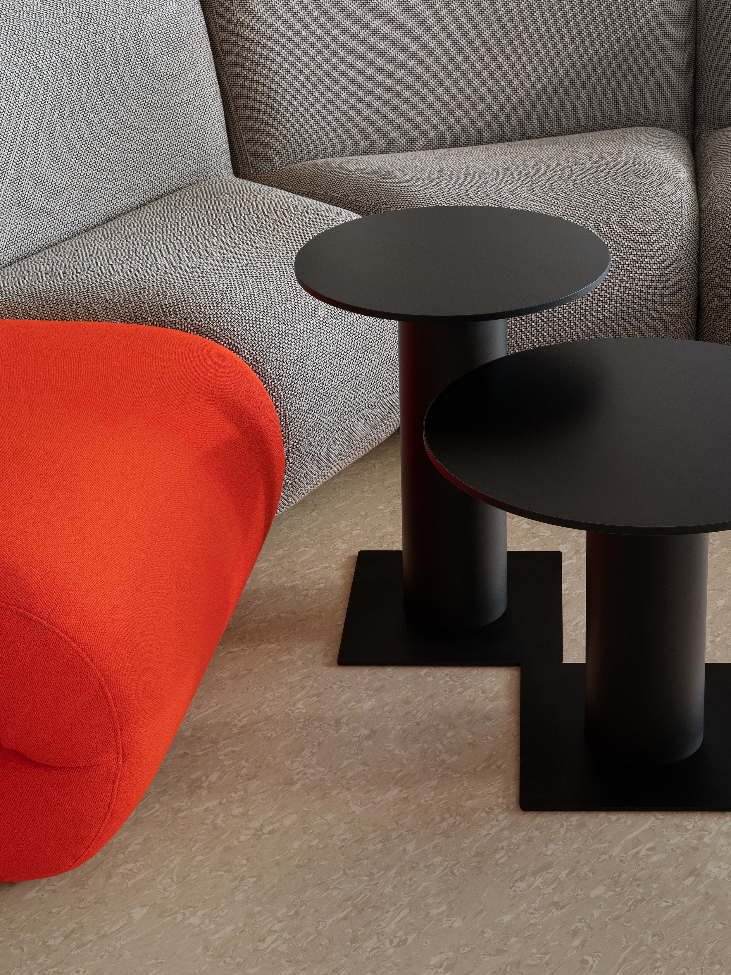 Lammhults_Bau_modularseating_grey_red_Ciao_table_black_d01.jpg
