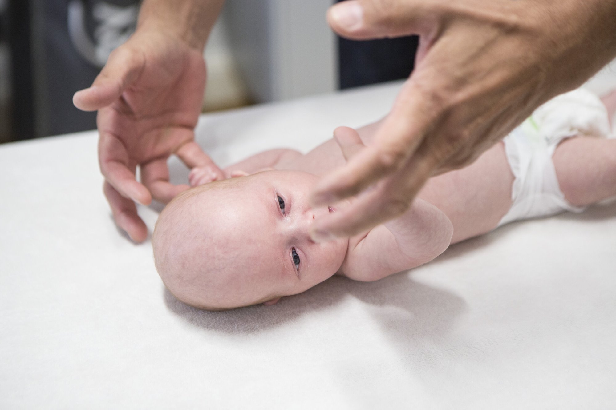 Übungen für Säuglinge ab 5 Wochen — sanftes Bewegungsprogramm ergänzend zur osteopathischen Behandlung