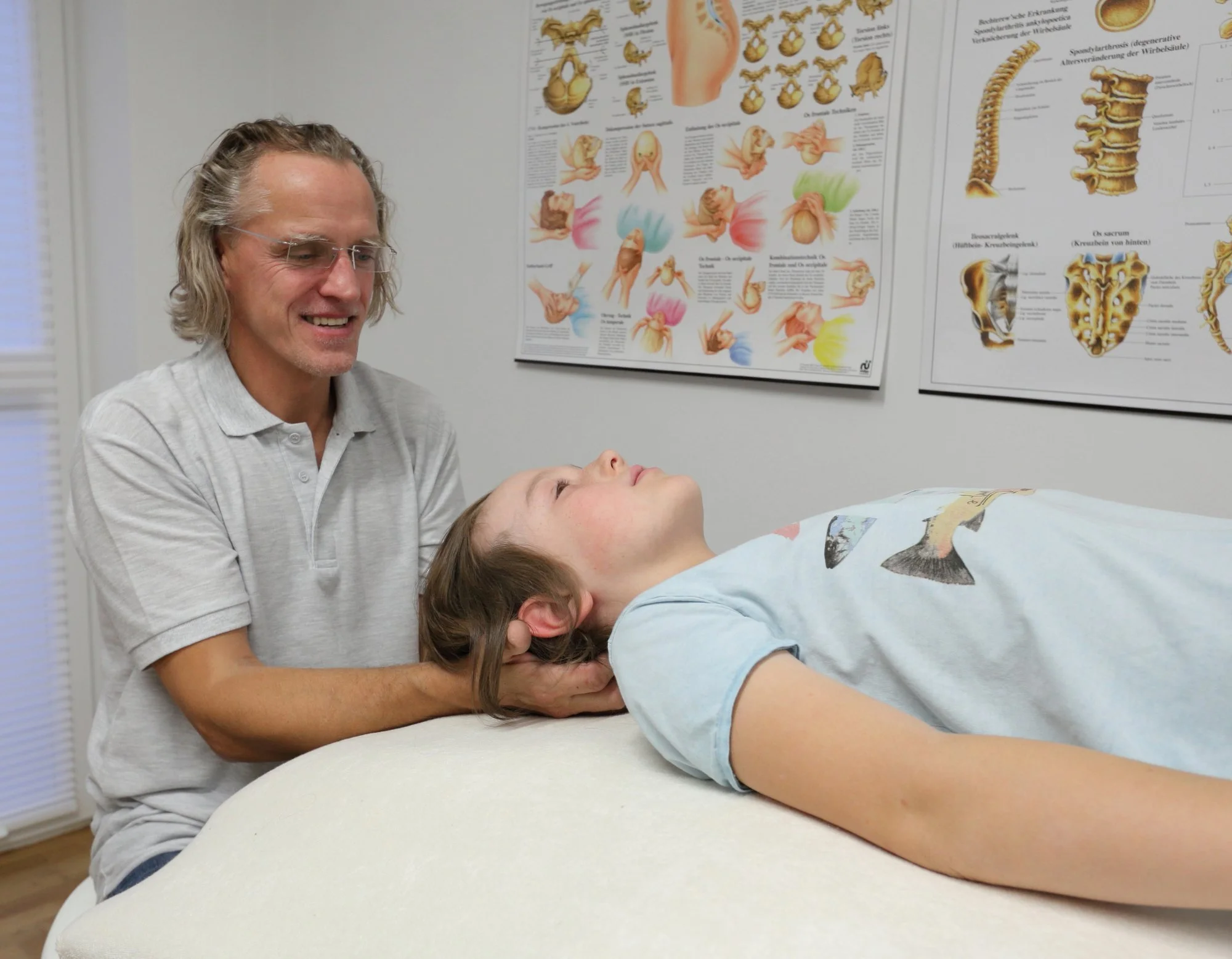 Osteopathische Untersuchung eines Kindes bei Dr. Klein-Soetebier - sanfte manuelle Diagnostik