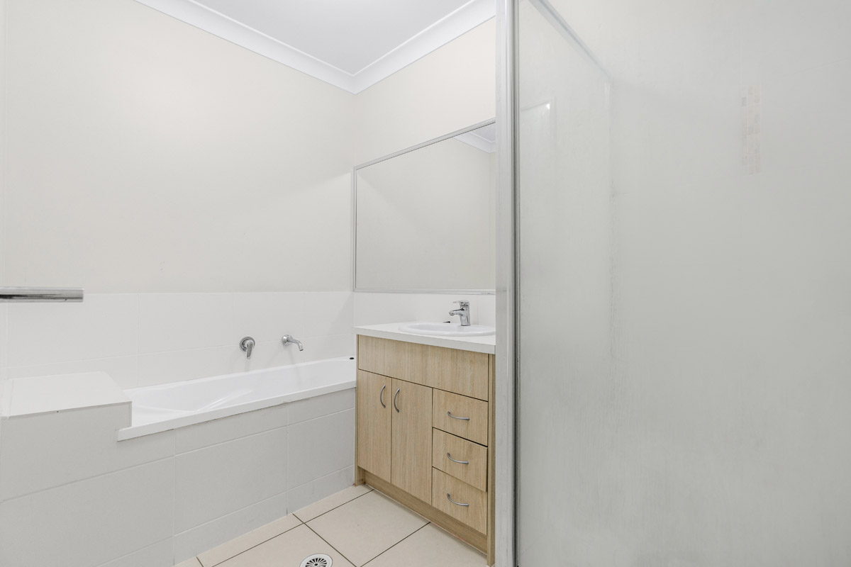 8 Bruce Baker Crescent, Crestmead - (9)(Web).jpg