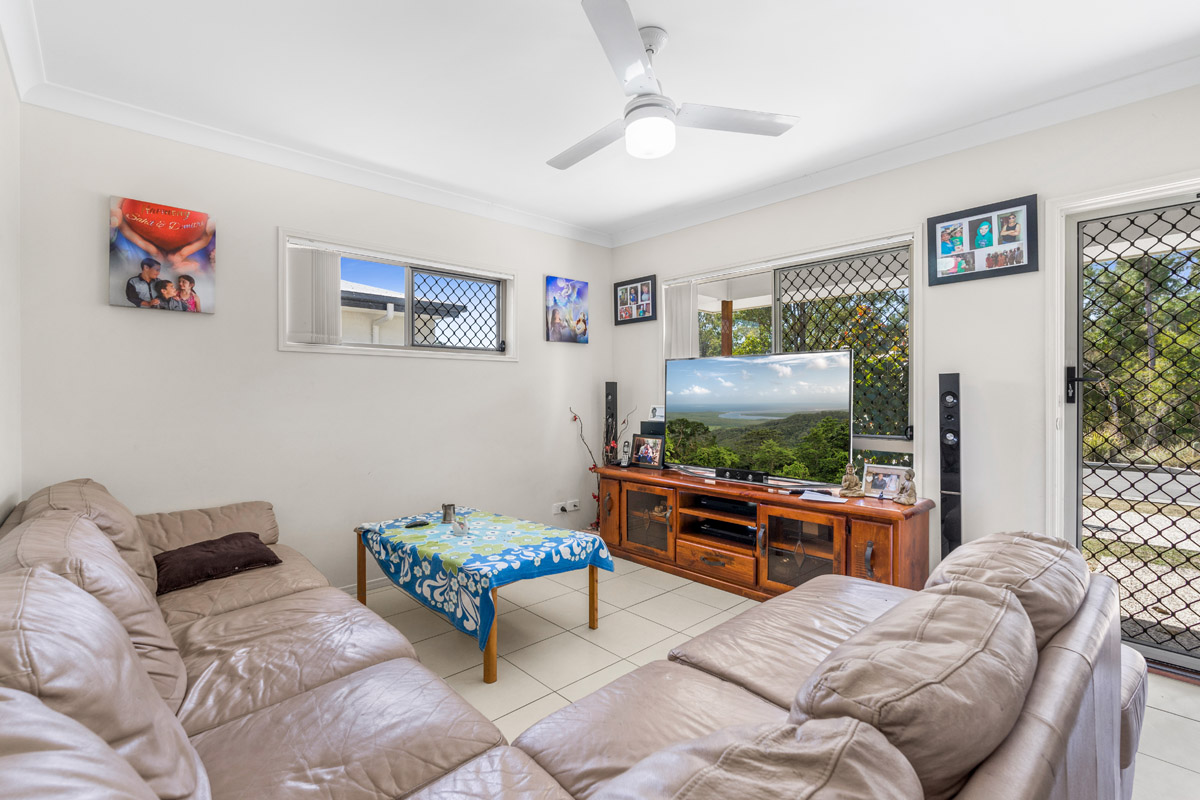 8 Bruce Baker Crescent, Crestmead - (11)(Web).jpg