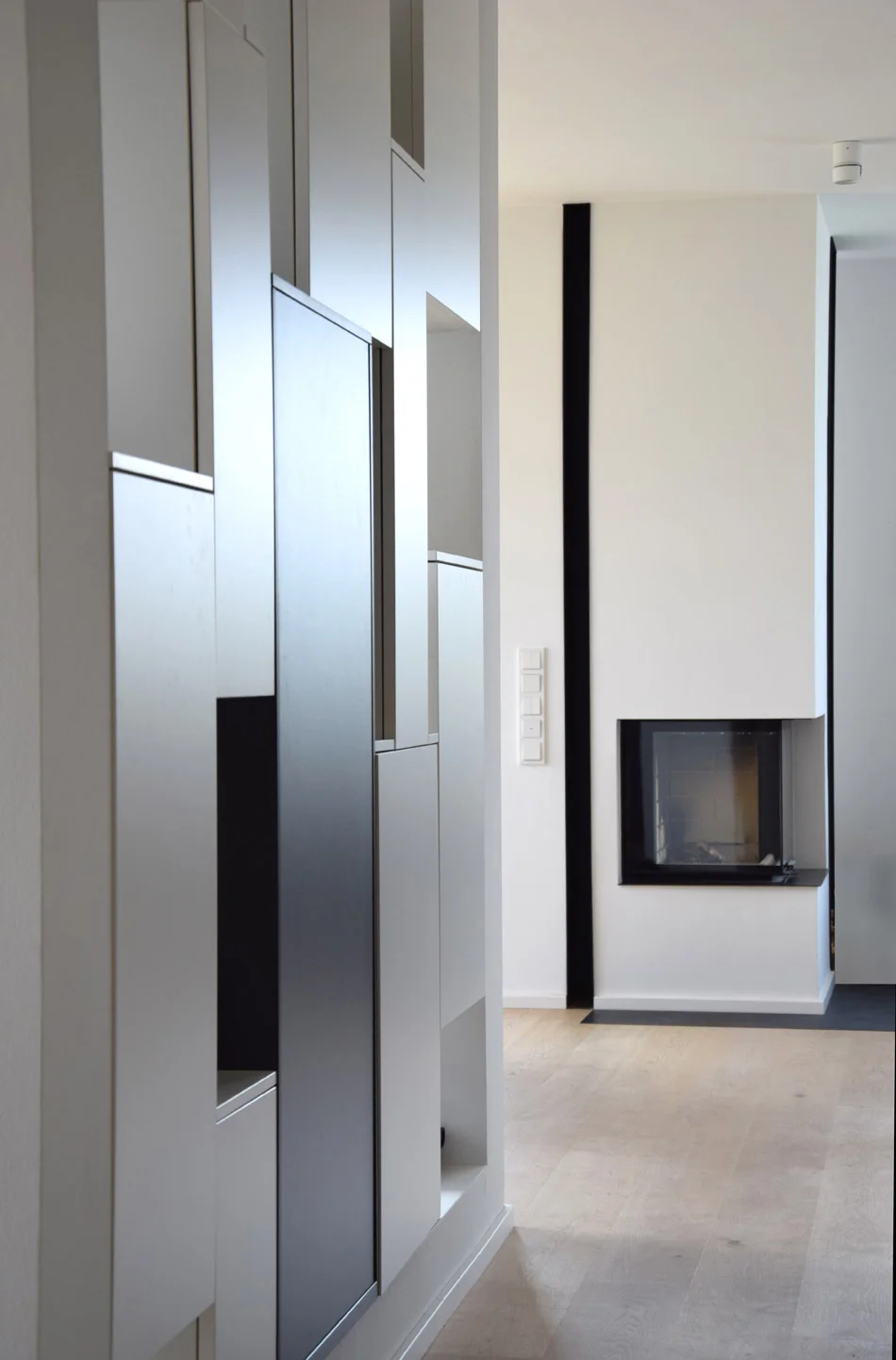 EINBAUSCHRANK IM FLUR MIT BLICK AUF DEN KAMIN