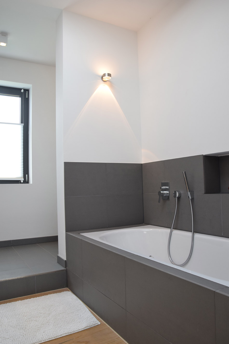 BADEZIMMER MIT GROßZÜGIGER DUSCHE