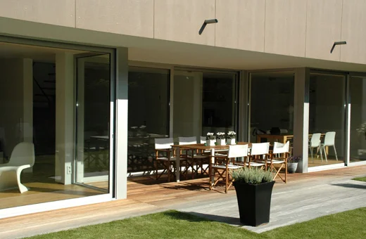 ÜBERDACHTE TERRASSE