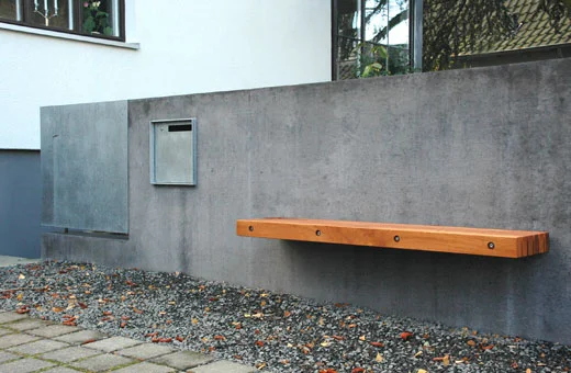 BETONMAUER MIT BRIEFKASTEN UND HOLZBANK