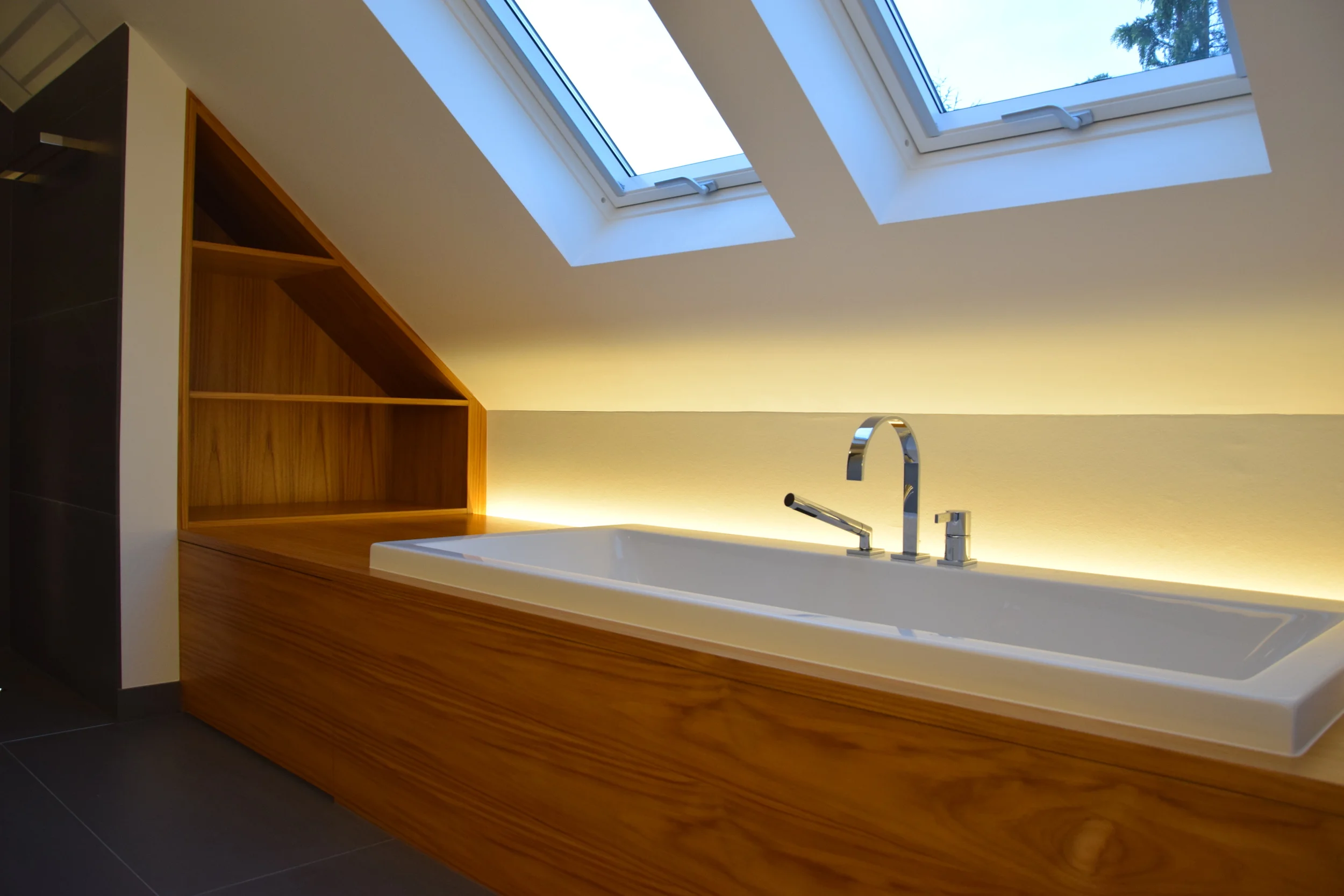 BADEZIMMER MIT INDIREKTER BELEUCHTUNG