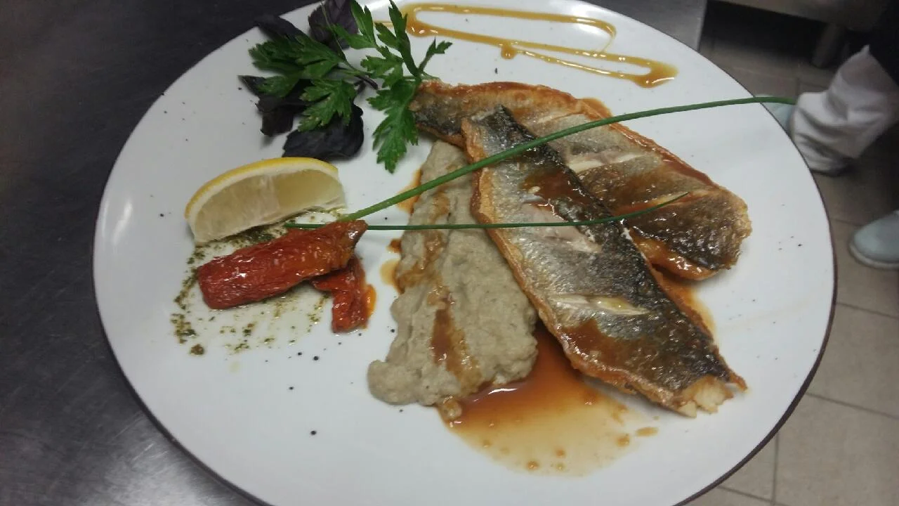 Filets de daurade corse avec sa purée d'aubergines et son jus de veau