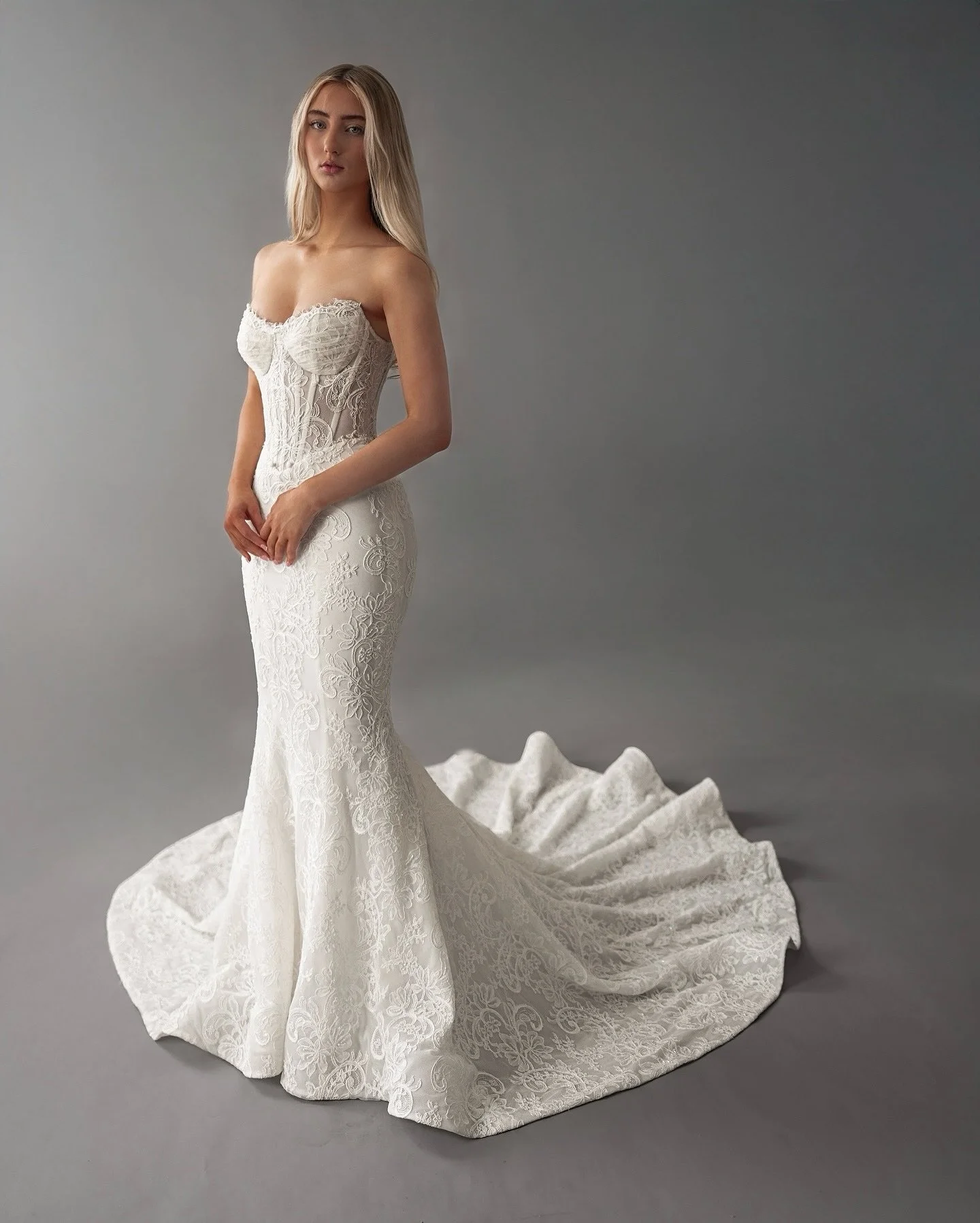 A D R I A stuns in her sculpted silhouette, delicate lace, and basque waist that flatters from every angle. Clean, confident, couture. ✨

#blanchebridal #2025bride #modernbride #coutureweddingdress #bridallookbook #minimalbride #sonnet116collection