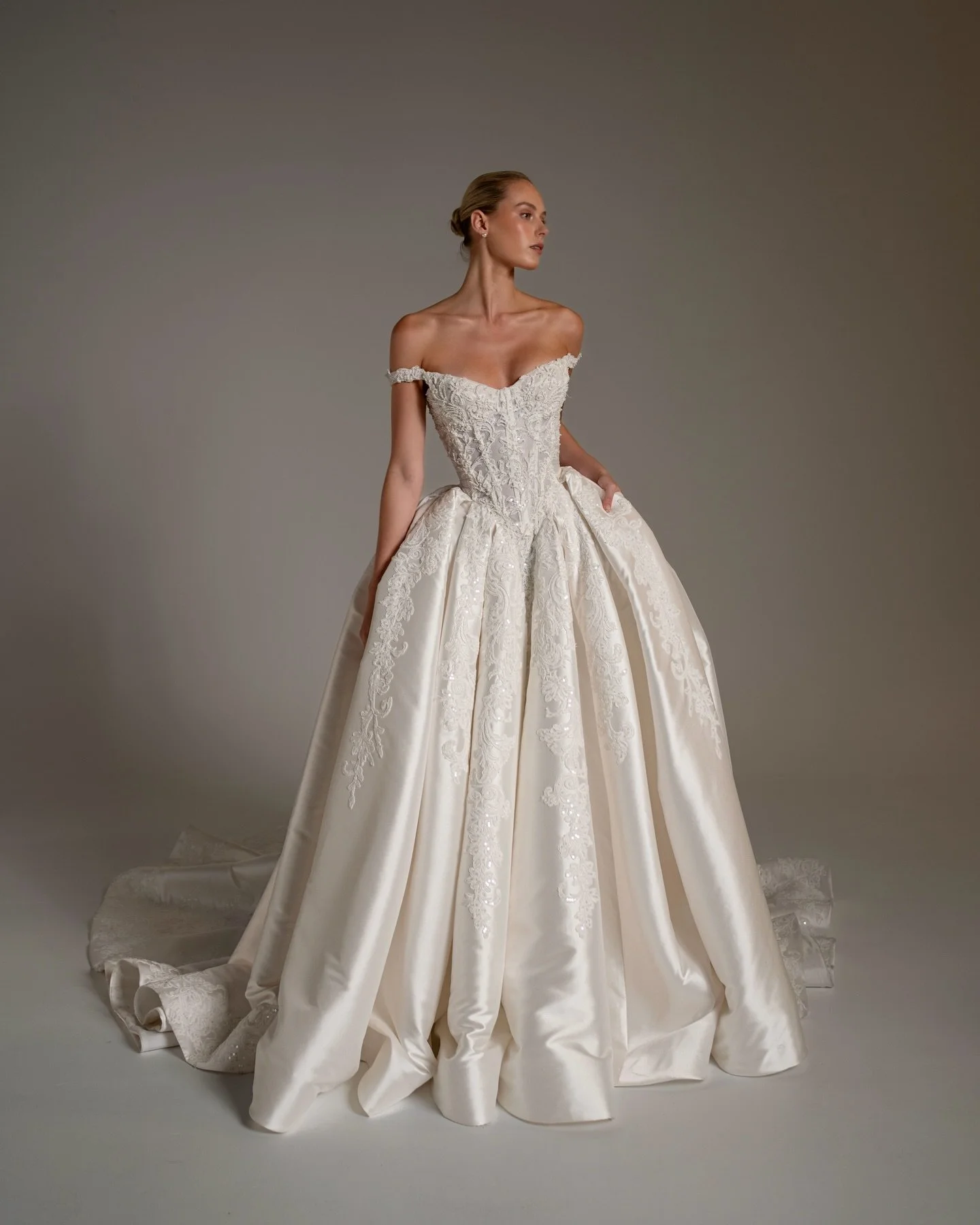 B R I E L L E ✨

From our R&ecirc;verie du Manoir collection, this ballgown feats an open basque waist, 3D floral appliqu&eacute;s, and a luxurious mikado ballgown silhouette. Effortless elegance for the modern romantic. 🤍

#blanchebridal #briellego