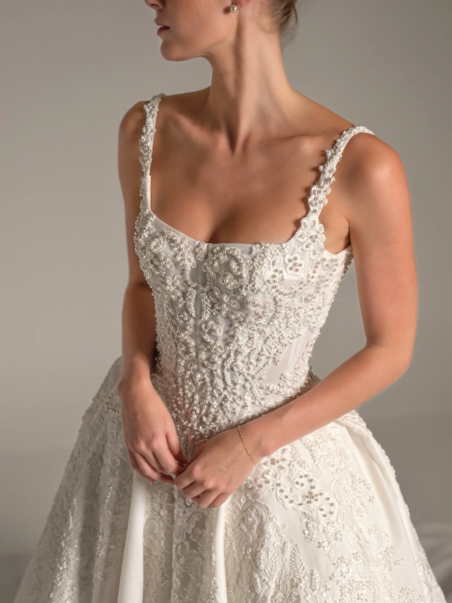 Say hello to B E R N A D E T T E ✨
 It feels like she stepped straight out of a romance movie, with an open basque waist and the sweetest square neckline that frames you so effortlessly.

The lace? Unreal. Every pearl is hand-beaded and blends softly