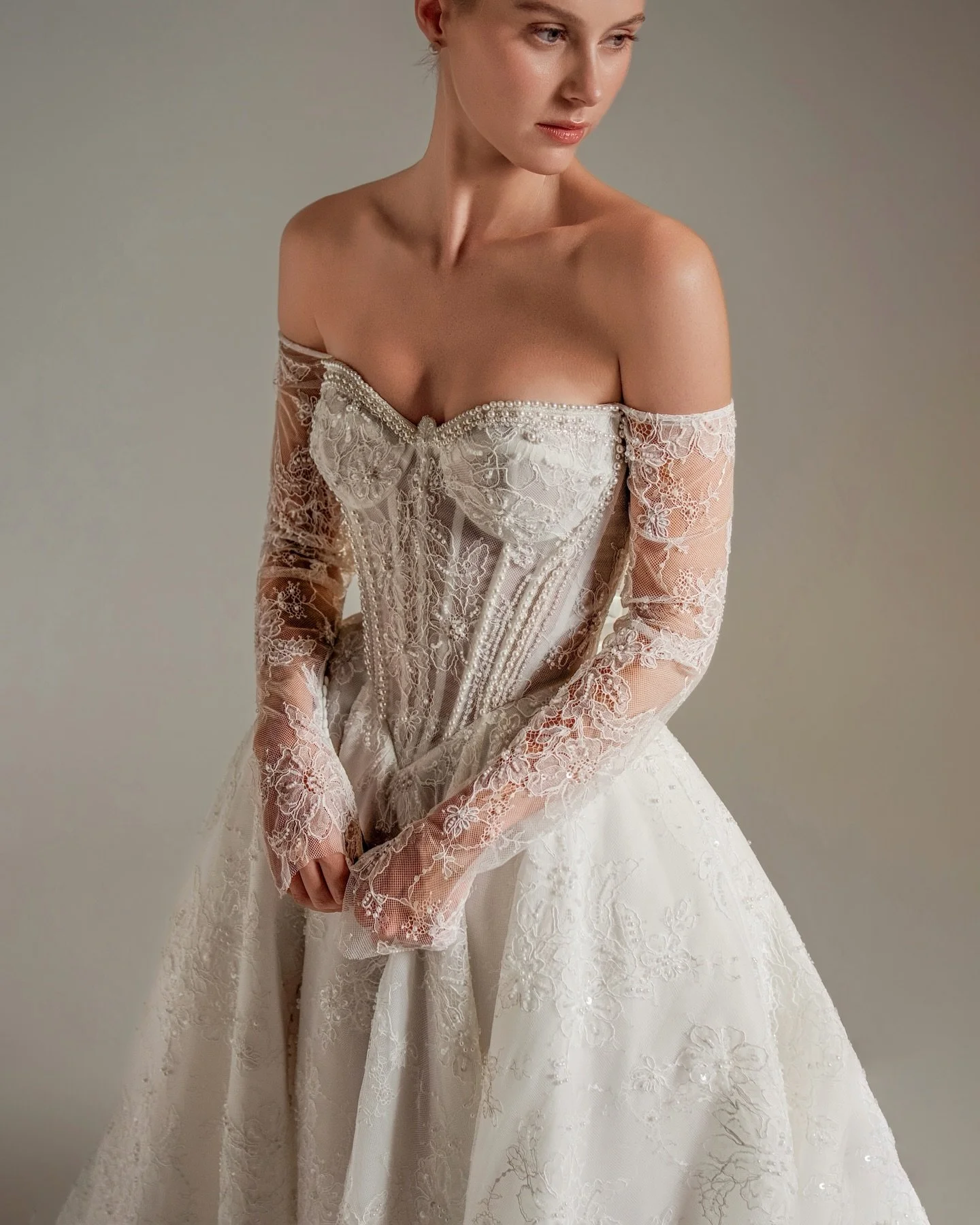 G E N E V I E V E ✨ 

Soft pearls, delicate lace, and a silhouette that feels timeless from every angle. Finished with a subtle split in the skirt for that unexpected moment &mdash; romantic, elegant, and just a little daring 🤍

#blanchebridal #reve