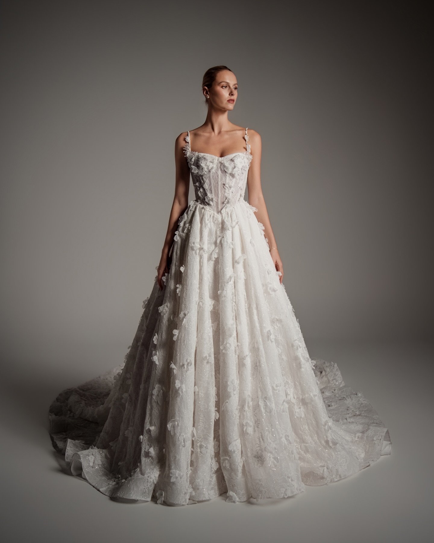 J O L I N E ✨

Layers of shimmer, blooming florals, and a skirt that moves like a dream. Pair her with a matching veil and magic happens. Soft, romantic, and made for unforgettable entrances. 

Come try her on and see the magic for yourself 🤍

#blan