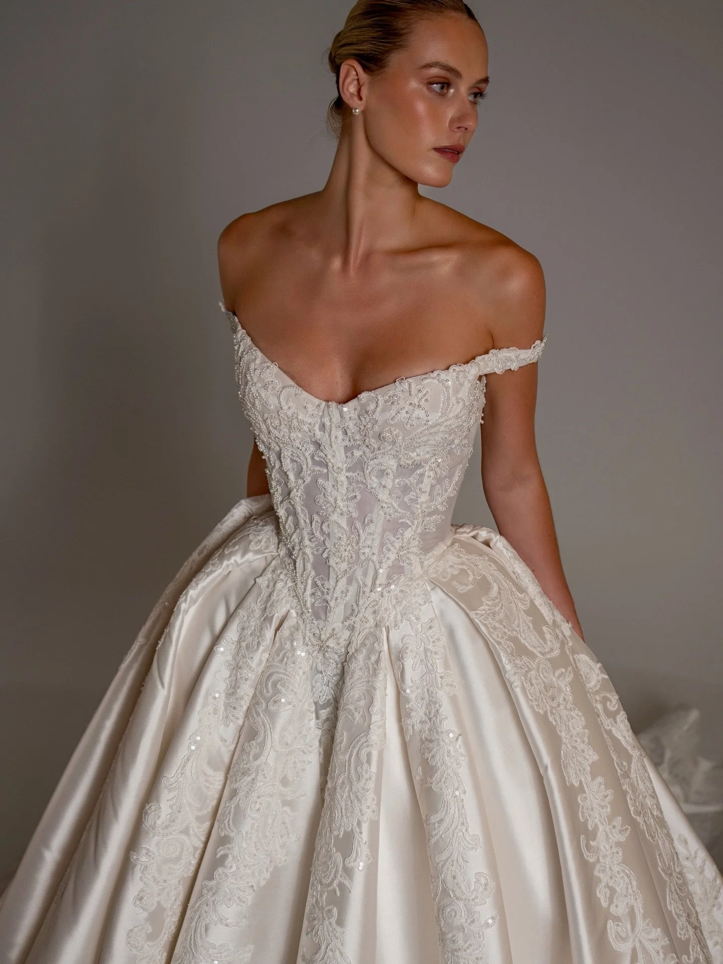 B R I E L L E ✨

From our R&ecirc;verie du Manoir collection
An open basque waist, 3D floral appliqu&eacute;s, and a luxurious mikado ballgown silhouette. Effortless elegance for the modern romantic. 🤍

#blanchebridal #briellegown #reveriedumanoir #