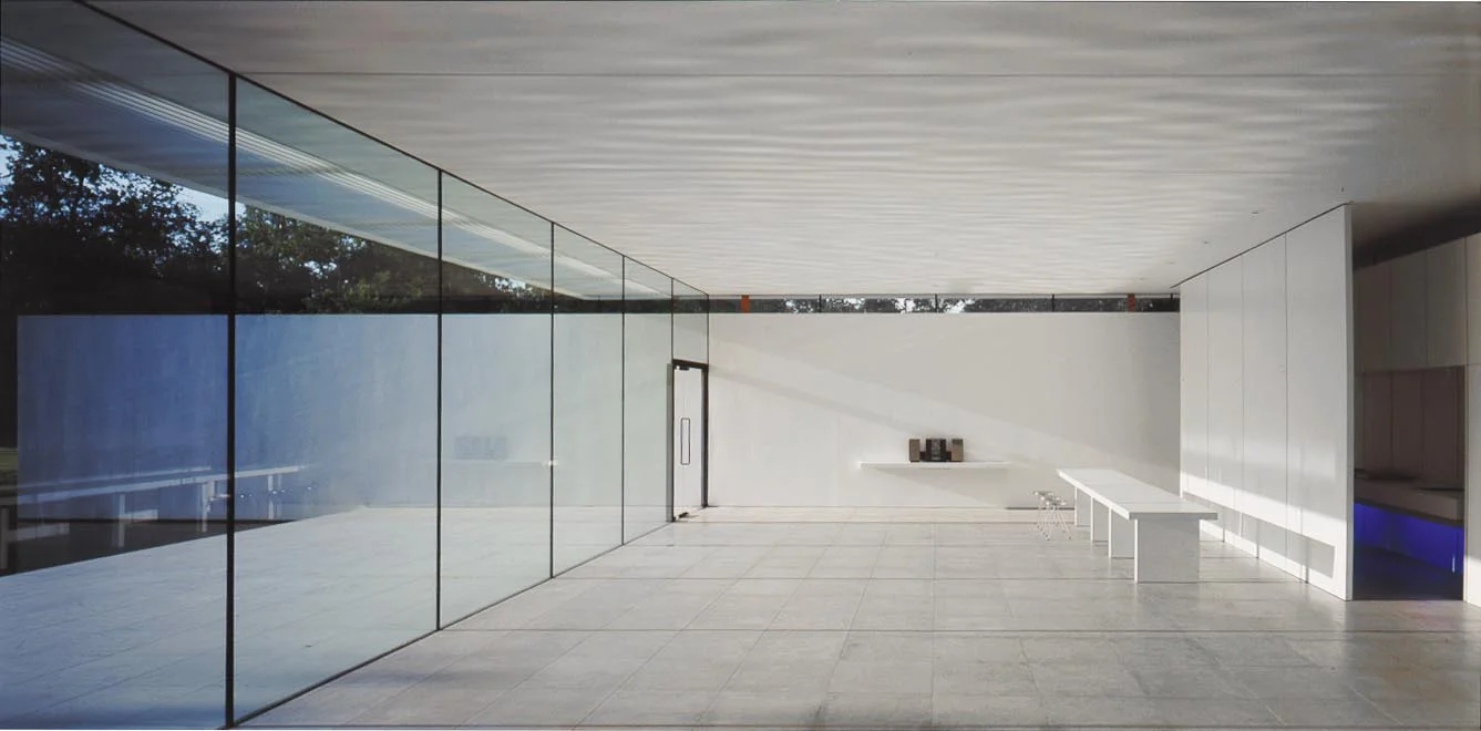 The stone floors both inside and outside the glass box are flush. Underfloor heating eliminates the need for grilles or radiators , making it possible to dematerialize the transition to the outside.The room is often bathed in warm sunlight.