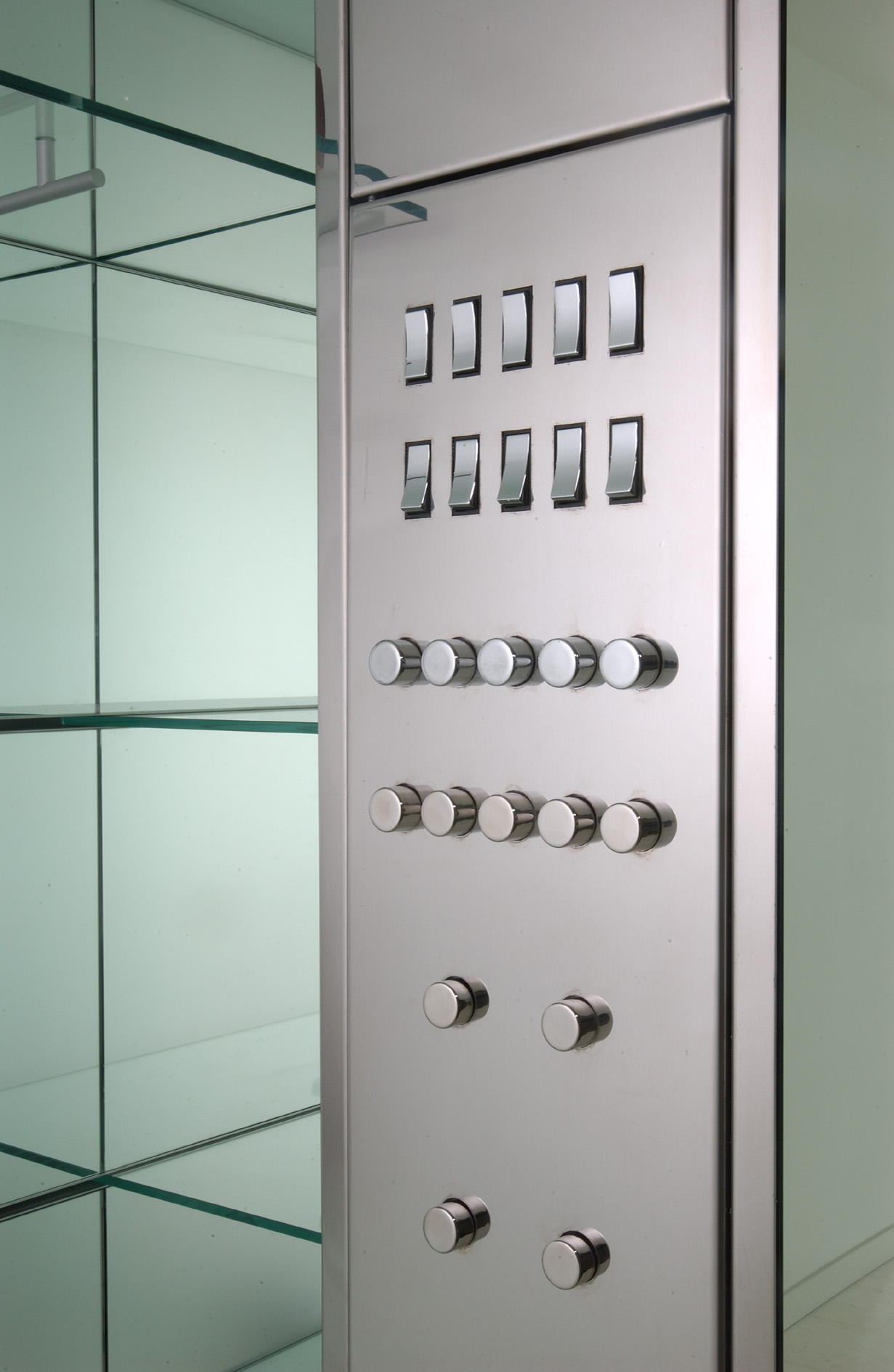 The polished stainless steel central control panel contains the video entry phone and all the switches for the lighting and electric blinds and is mirrored on both sides to reduce its bulk.