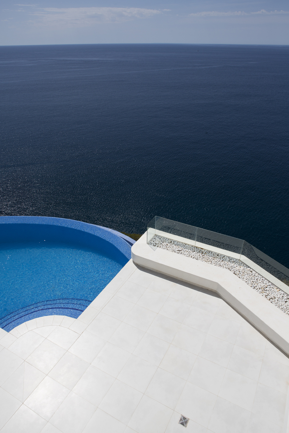 The original floor beds were replaced with pebbles and form addittional seating on the terrace.
