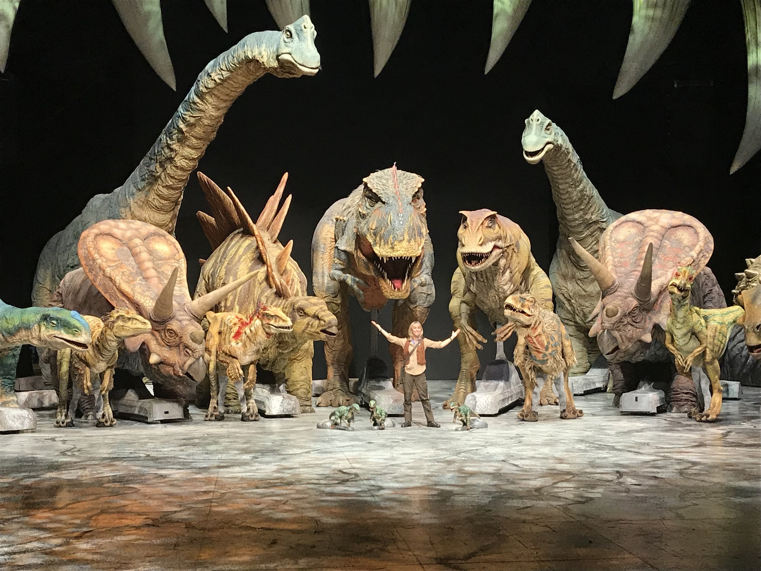 Динозавр шоу отзывы. Арена динозавров. Стадо динозавров. Walking with Dinosaurs Size. Moscow with Dinosaurs.