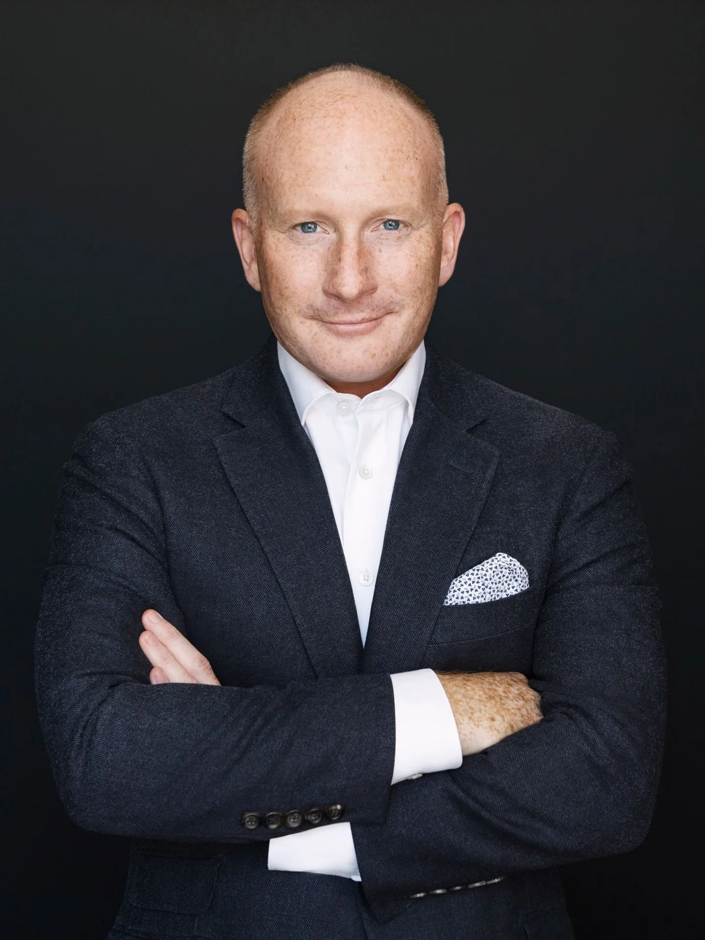 Let&rsquo;s talk about this controversial pose.

Arms crossed.

Some say it&rsquo;s confident &mdash; others say it feels closed.

The reality is more nuanced: posture is only half the story.

Expression, breath, and ease change everything.

This por