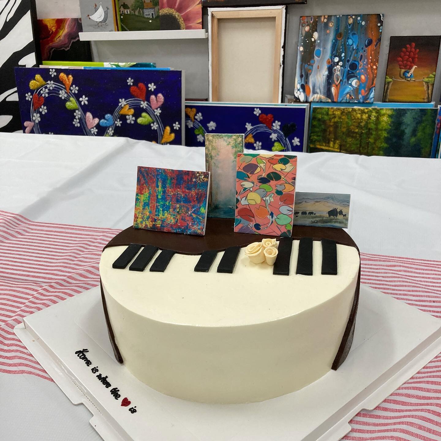 What a lovely afternoon with everyone at @heartroomgallery! Check out the super cute cake with all the miniature artwork (thanks Joyce @minchah_arts !), and of course, Aunty Mei looking mighty pleased with the setup hahahaha 😂 Was wonderful spending