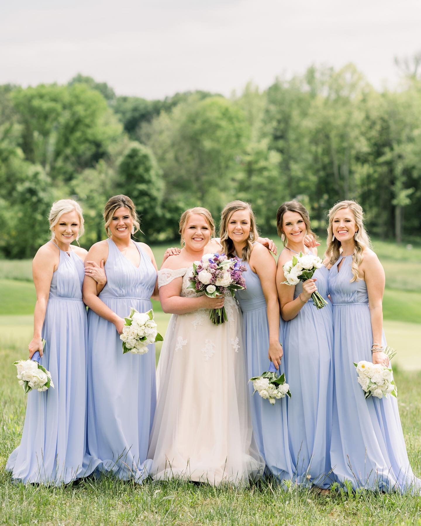 Such an amazing group of friends! 💕💕 #cassieadkinsphotography #bridalparty