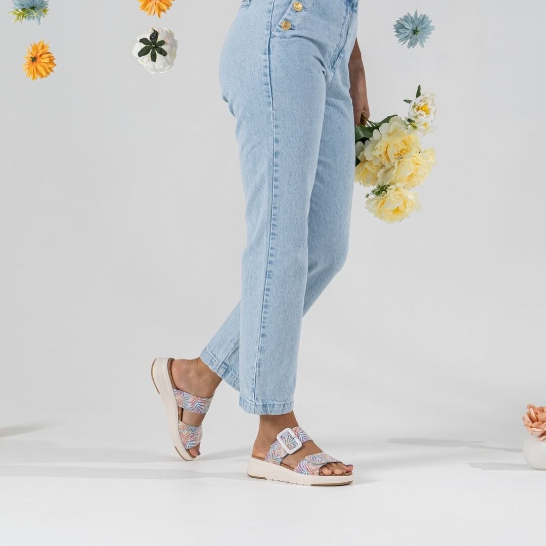 Airy sandals for summer oh yeah! This stylish take jazzes up any summer outfit. With a popular chunky sole, they are the IT piece of the summer.
.
.
.
.
.
.
.
.
.
.
.
.
.
.
#summer #sandals #shoes #accessories #rieker #remonte #boutiquezekara #beunfo