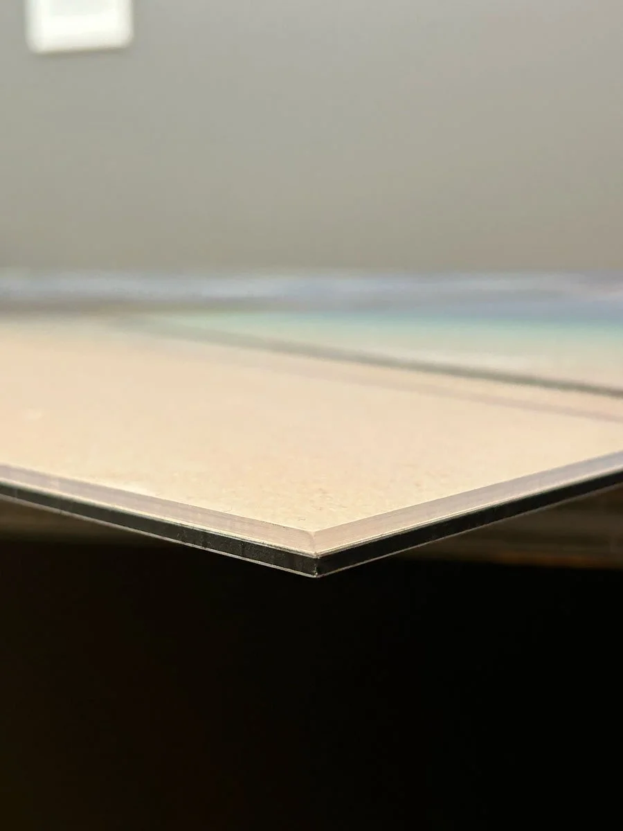 Side profile of a facemounted print