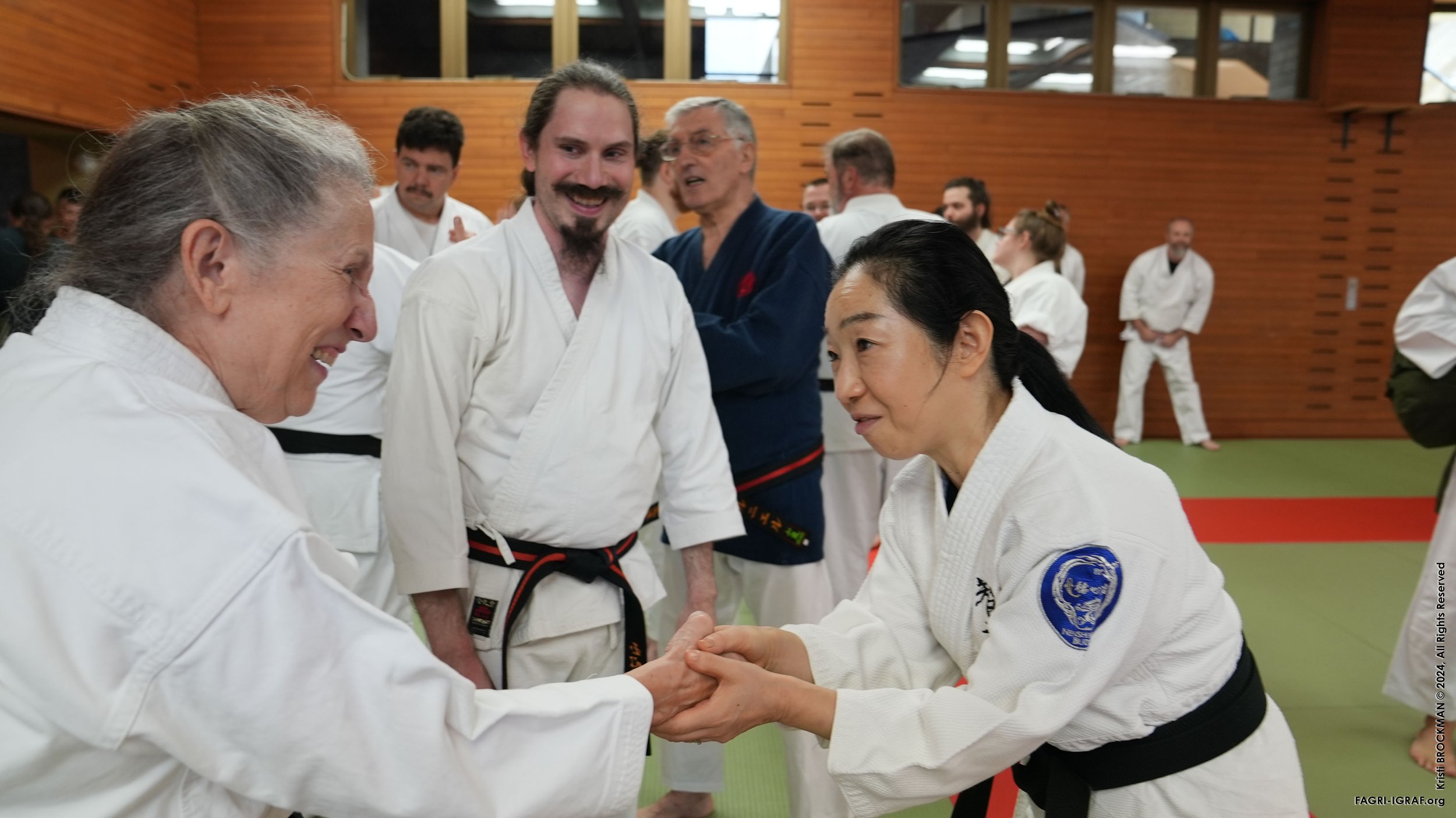  SAIZ Shihan (US - gauche) rencontre SUGAI Sensei (JP - droite) sous le regard de Arthur PACK Sensei (US - centre) 