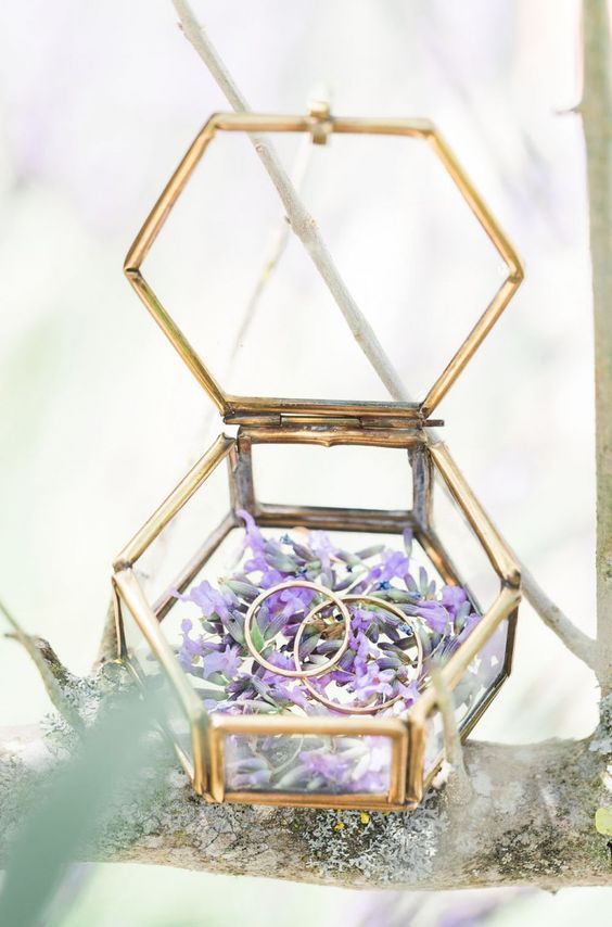 23-geometric-ring-box-with-flowers-inside.jpg