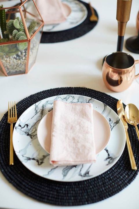 marble-plates-and-chargers-look-amazing-with-metallic-details.jpg