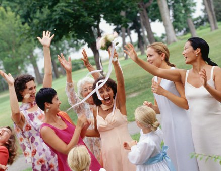 weddings-2011-05-0524-07-wedding-guest-dos-donts-women-catching-bouquet_li.jpg