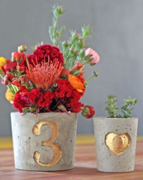 19-concrete-pots-with-metallic-numbers-on-them.jpg