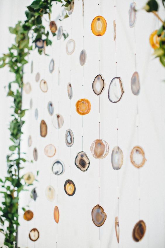 12-agate-slice-ceremony-backdrop-looks-awesome-infront-of-white-walls.jpg