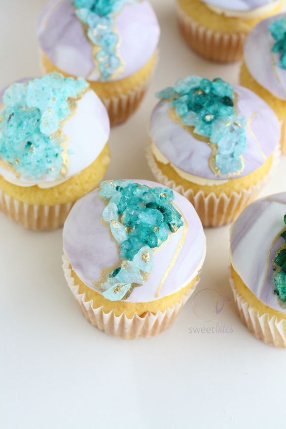 21-geode-and-gold-leaf-decor-for-the-cupcakes.jpg