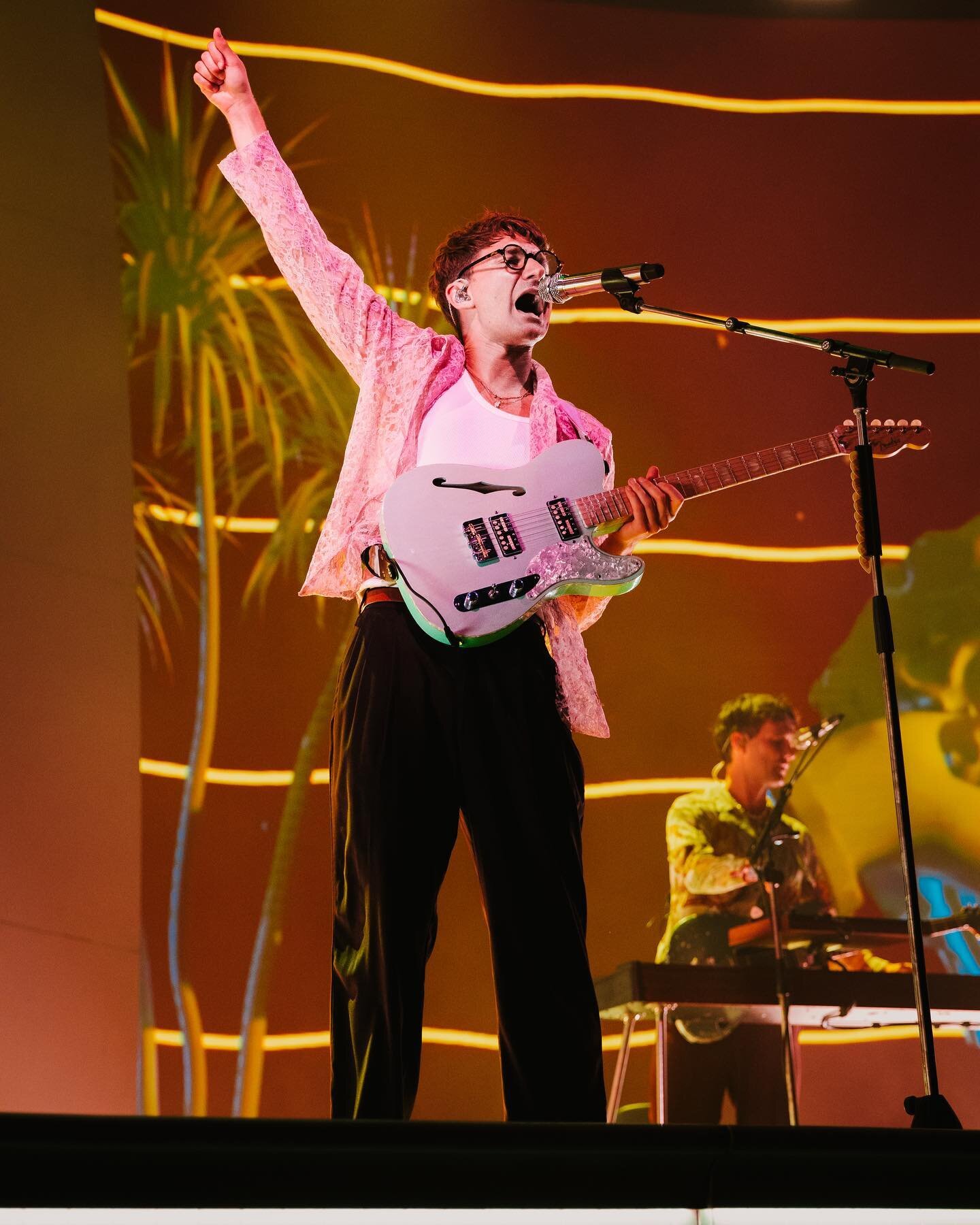 @glassanimals put on a unbelievably exciting and unique show like no other at the @brooklynmirage Something we have never seen! Our editor and photographer @carlypalicz of @f28musicmedialive was there to cover all the excitement!! Our article will b
