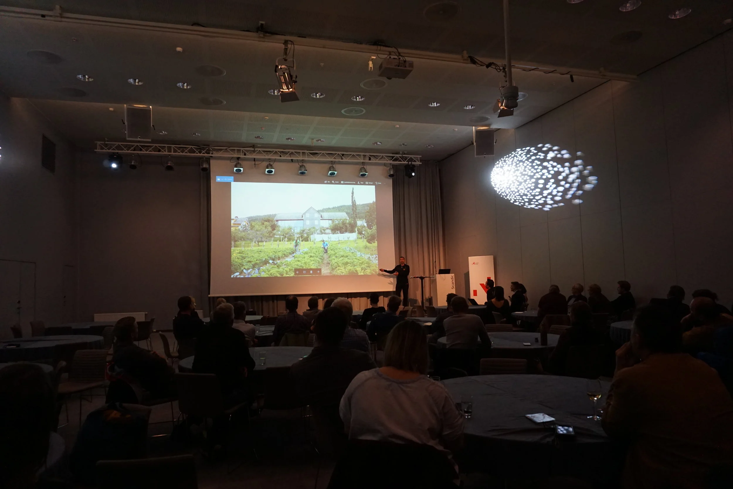 Roboter både kan, bør og vil overta landbruket!