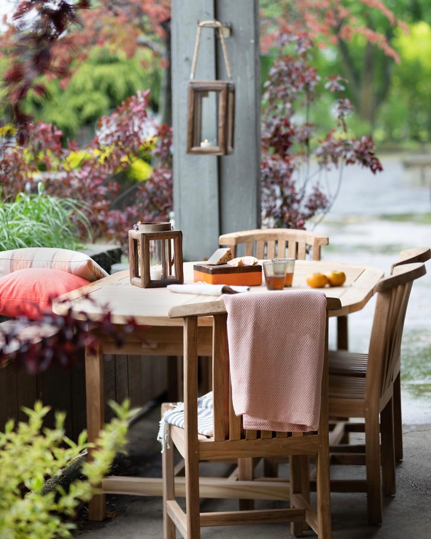 Practical and pretty. Serving up summer with our teak dining set. #outdoorstyle

#teak #teakfurniture #dundeegardens #patiofurniture #shopsmall #teakfurnitureset #smallbusiness #patiostyle