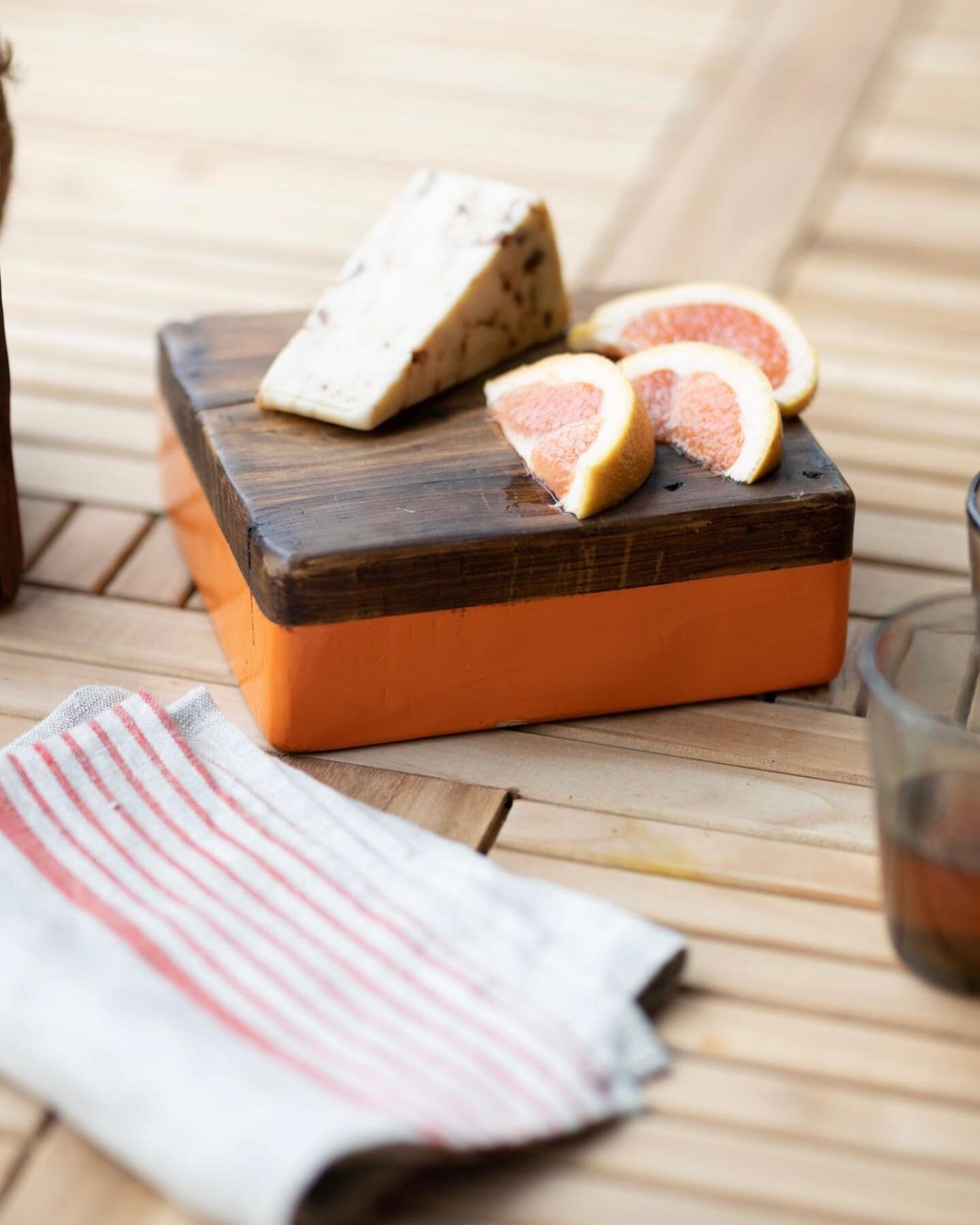 Sustainable snacking&hellip;our vintage wooden block is crafted from 19th century reclaimed wood and finished in natural beeswax and mineral oils. #summerentertaining 

#sustainability #dundeegardens #summertime #hostessgift #hostessgifts #vintage #s
