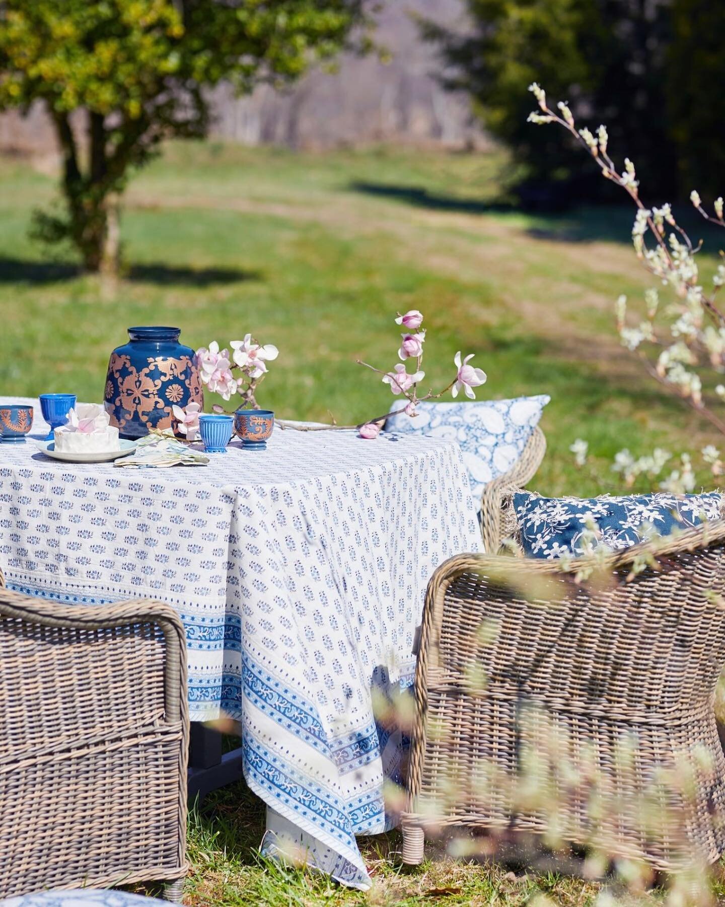 A classic combination of navy and white. Shop in-store to bring this table sophistication to your home. #outdoorstyle

#wicker #wickerfurniture #tablestyle #tabledecor #summertime #dundeegardens #shopsmall #smallbusiness #shopnepa