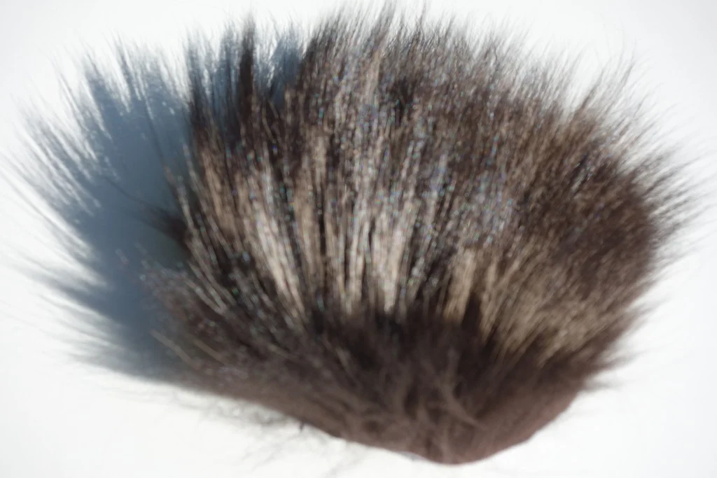 Braun-schwarz meliert