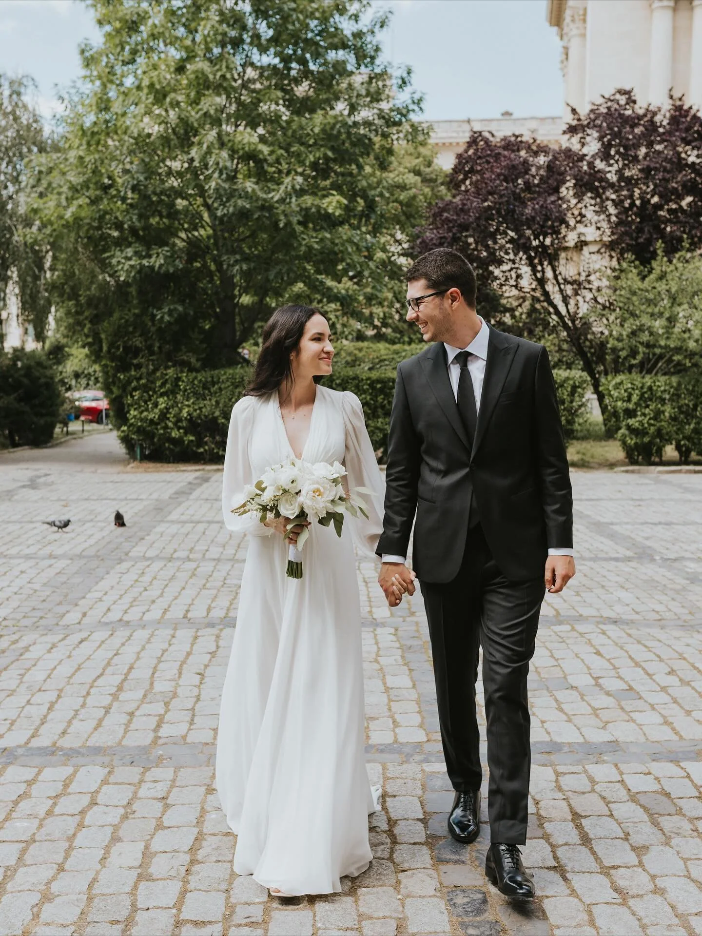 Raluca &amp; Răzvan ✨
A quick stop for drinks at @artichokesocialhouse on their wedding day