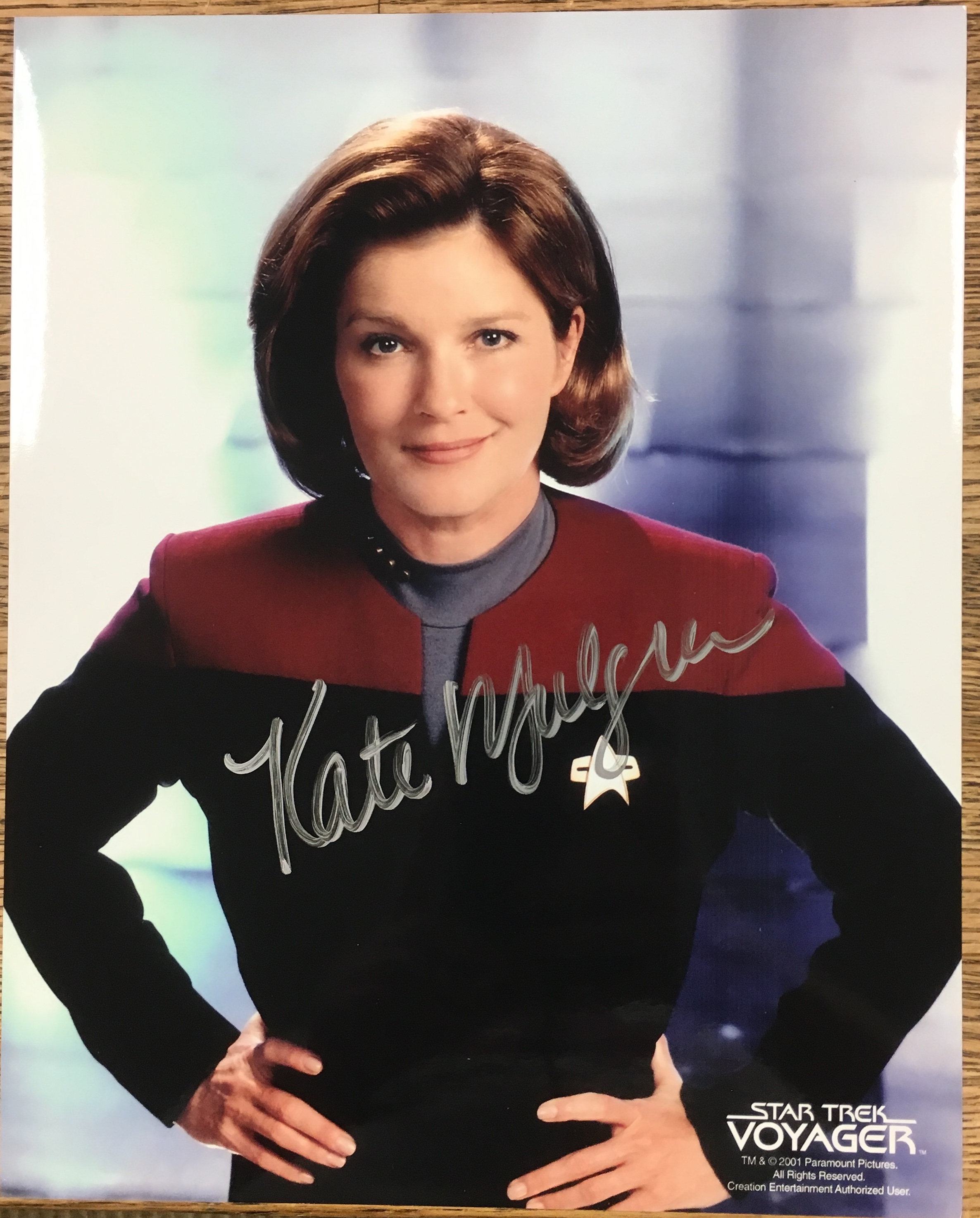 Kate Mulgrew as Janeway LHAU-631 Star Trek:Voyager Autograph 8x10 Photo 