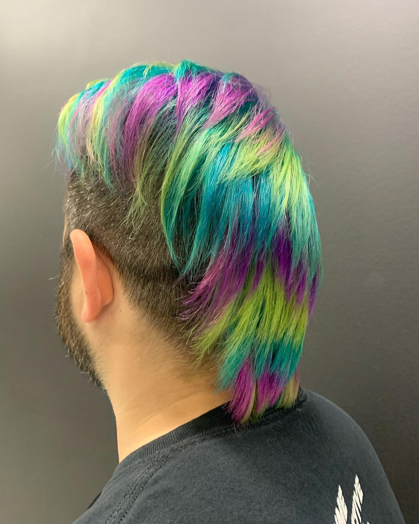 Fun color combo to start the summer ☀️ #asseenincolumbus #destinationdowntownlancaster #lancasterohio #ohiohairstylist #steadyrollsalon #mohawk